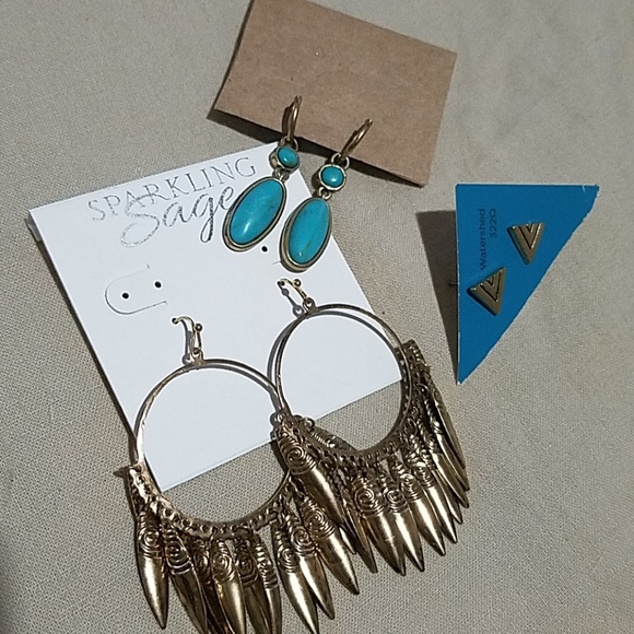 3 pairs of earrings in gold tone. - Picture 1 of 7